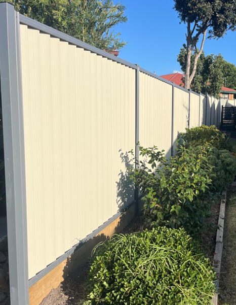 SawScreen Colorbond Fence Cranbourne North SawScreen Colorbond fence in Paperbark and Basalt with timber sleepers installed in Cranbourne North