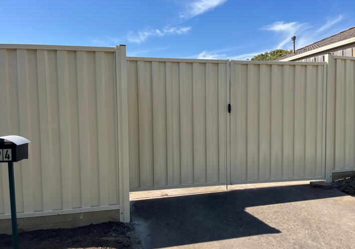 Colorbond gate and fence in Domain colour installed in Cranbourne North